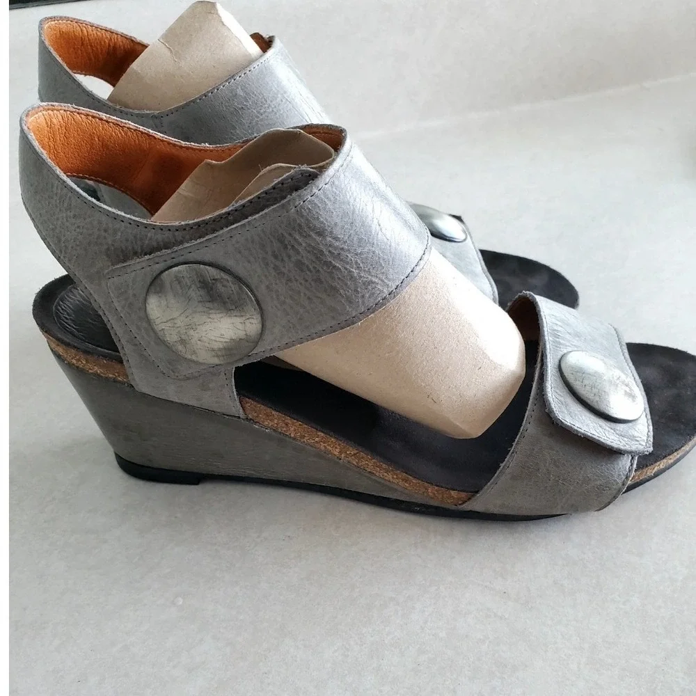 Taos Carousel Wedge Sandals Graphite Leather Medallion Comfort CAR-3209 9-9.5